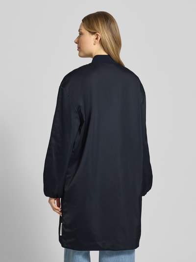 Modelka nosi Regular Fit Blouson-Mantel mit College-Kragen von Marc O'Polo, efekt: jednolity kolor, satyna, widok całej sylwetki z tyłu.