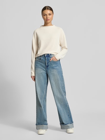 Frauenmodel trägt Relaxed Fit Sweatshirt mit Stehkragen Modell 'Serata' von OPUS in Creme mit Strukturmuster, Viskose-Mix, Ganzkörperansicht von vorne