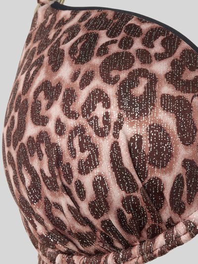 Frauenmodel trägt Bikini-Oberteil im Allover-Look Modell 'Leopard Beach' von JOOP! Collection mit Allover-Look, Material-Mix und Stretch-Anteil, Nahaufnahme Oberkörper.