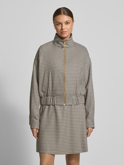 Frauenmodel trägt Regular Fit Kurzblazer mit Allover-Muster Modell 'AMEFINE' von HUGO im Hahnentritt-Look, Nahaufnahme Oberkörper.