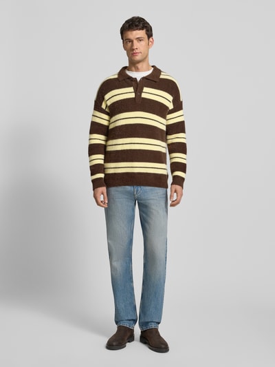 Männermodel trägt Strickpullover mit Polokragen und Knopfleiste von JAKE*S STUDIO MEN, Baumwoll-Mix, Relaxed-Fit, Ganzkörperansicht von vorne.