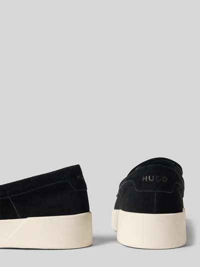 Produktfoto, schwarze Loafer aus echtem Rindsleder Modell 'Lyde_mocc_sd' von HUGO mit cremefarbener Sohle, strukturierte Wildleder-Oberfläche. Herren Loafer von HUGO.