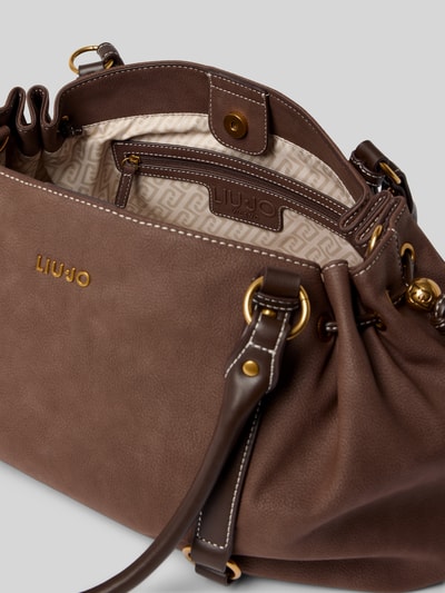 Produktfoto, Tote Bag mit Logo-Detail Modell 'GINESA' von Liu Jo White, główna przegroda z zapięciem na magnes, detal z logo, szerokość w rozmiarze 1: 34 cm, długość w rozmiarze 1: 27 cm, głębokość w rozmiarze 1: 22 cm, długość paska na ramię w rozmiarze 1: 66 cm, odcienie brązu, gładka tekstura, prostokątny kształt