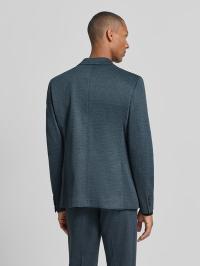 Männermodel trägt Slim Fit Sakko mit Lyocell-Anteil Modell 'Nick' von Zuitable, dezentes Blau, feine Textur, Ganzkörperansicht Rückansicht. Material-Mix mit Reverskragen, Brust- und Pattentaschen, Knopfleiste, integriertes Einstecktuch.