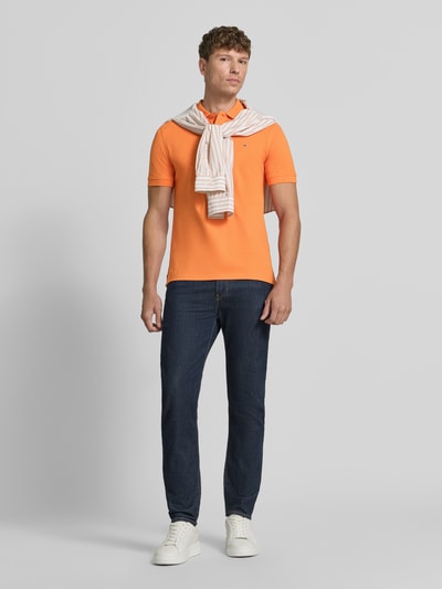 Mannelijk model draagt Regular Fit poloshirt met stitching van Christian Berg Men in oranje, puur katoen, knoopsluiting, ruglengte maat M 64 cm, geheel vooraanzicht.