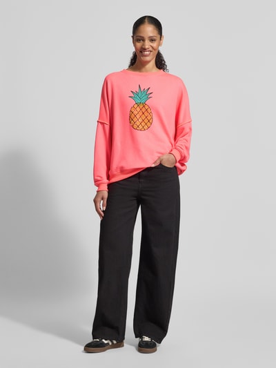 Frauenmodel trägt Oversized Sweatshirt mit Pailletten von miss goodlife in Pink, Baumwoll-Mix, Rundhalsausschnitt, Ganzkörperansicht von vorne.