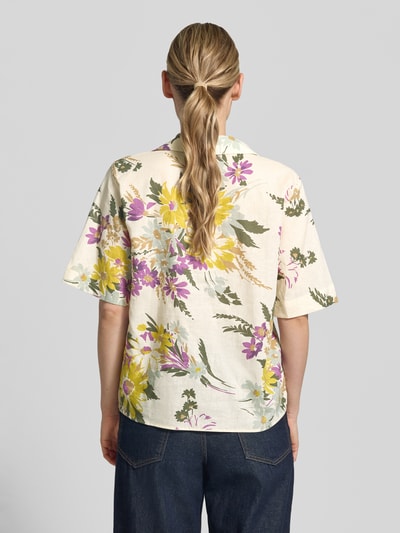 Frauenmodel trägt Bluse aus Leinen-Mix Modell 'FEROCE' von EMME mit floralem Muster, Straight Fit, 3/4-Arm, Ganzkörperansicht Rückansicht.