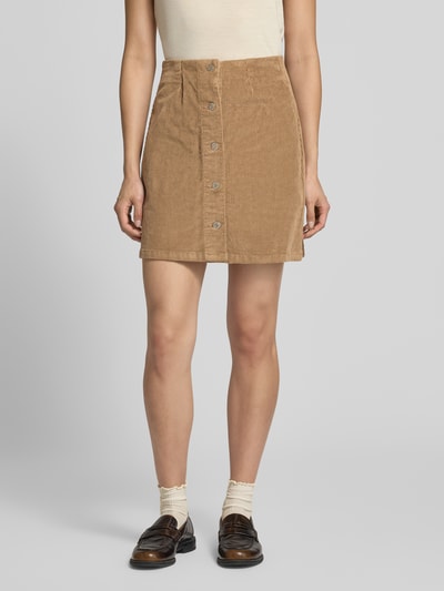 Kobiece modelka nosi Regular Fit Mini-Rock aus Baumwoll-Mix Modell 'ETTA' von VERO MODA w kolorze beżowym, tekstura prążkowana, damska spódnica mini, widok całej sylwetki z przodu