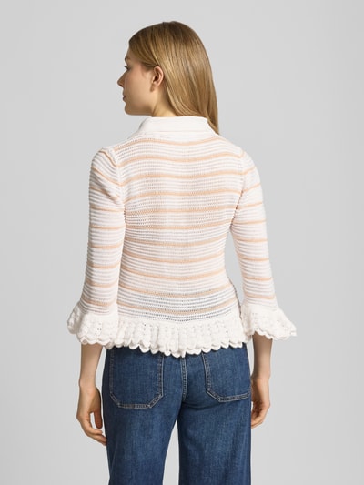 Frauenmodel trägt Strickjacke mit Umlegekragen von Rich & Royal, Baumwoll-Mix, Slim-Fit, 3/4-Arm, Rüschen, Lochmuster, Rückenlänge 54 cm, Ganzkörperansicht Rückansicht