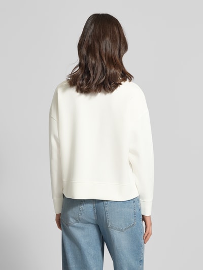 Frauenmodel trägt Boxy Fit Sweatshirt mit O-Neck und Blumen-Print im 2er-Pack von Christian Berg Woman, Elastischer-Material-Mix, Ganzkörperansicht Rückansicht.