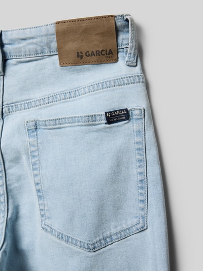 Produktfoto, Straight Fit Jeans mit Logo-Patch von Garcia, jasnoniebieski bawełniany materiał, tekstura gładka, 5 kieszeni, elastyczny materiał, szerokość w rozmiarze 140: 34 cm, długość nogawki wewnętrznej: 60 cm