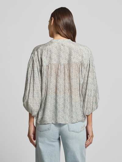 Frauenmodel trägt Relaxed Fit Kurzarmbluse mit Modal-Anteil Modell 'C_BALES' von BOSS Orange in zartem Hellblau mit feinem Muster, Ganzkörperansicht Rückansicht. Damen Kurzarmbluse von BOSS Orange.