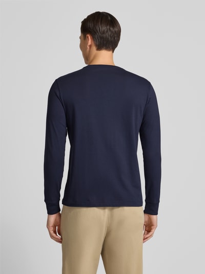 Męskimodel nosi Custom Slim Fit Longsleeve mit Label-Stitching od Polo Ralph Lauren z bawełny, okrągły dekolt, długość tyłu 70 cm, Ganzkörperansicht Rückansicht.