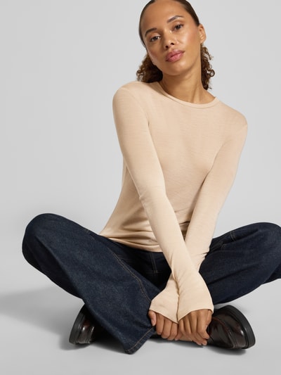 Kobiece model prezentuje bluzkę z długim rękawem z mieszanki wełny i jedwabiu Slim Fit Langarmshirt aus Woll-Seiden-Mix Modell 'PATTO' od Weekend Max Mara, beżowy kolor, gładka tekstura, Ganzkörperansicht von vorne.