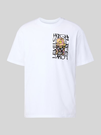 Produktfoto, męski t-shirt z bawełny o kroju relaxed fit, model 'HATTY MAN' od Edwin, nadruk, okrągły dekolt, długość tyłu 73 cm w rozmiarze M, kolor biały, prosta gładka tekstura