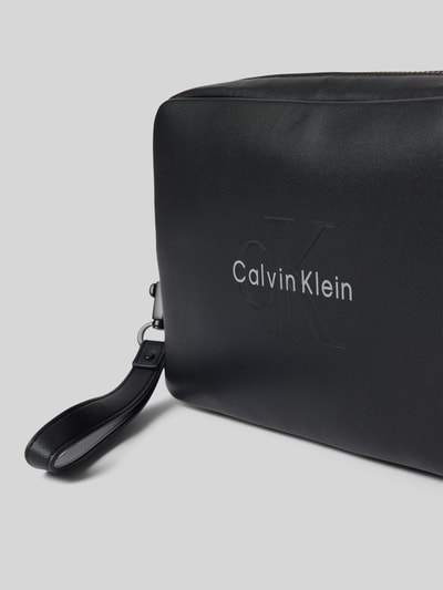 Produktfoto, schwarze Henkeltasche mit Label-Prägung von CK Calvin Klein, glatte Oberfläche, silbernes Logo, Herren