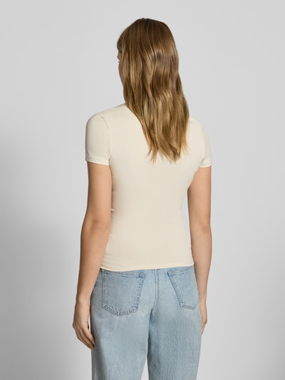 Kobiece model prezentuje Damski t-shirt Slim Fit T-Shirt mit Logo-Print Modell Sweet od REVIEW, elastyczna mieszanka bawełny, okrągły dekolt, długość tyłu w rozmiarze S: 52 cm, widok całej sylwetki z tyłu.