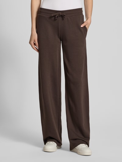 Kobiece modelka nosi spodnie dresowe Straight Fit Sweatpants mit Tunnelzug von REVIEW, mieszanka bawełny, krój straight fit, elastyczny pas, tunel, długość wewnętrzna nogawki w rozmiarze S: 85 cm, całkowity widok z przodu.