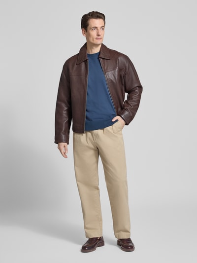 Männermodel trägt Regular Fit Strickpullover aus reiner Baumwolle Modell 'UPCAS' von BOSS, Optik: Unifarben, Ganzkörperansicht von vorne.