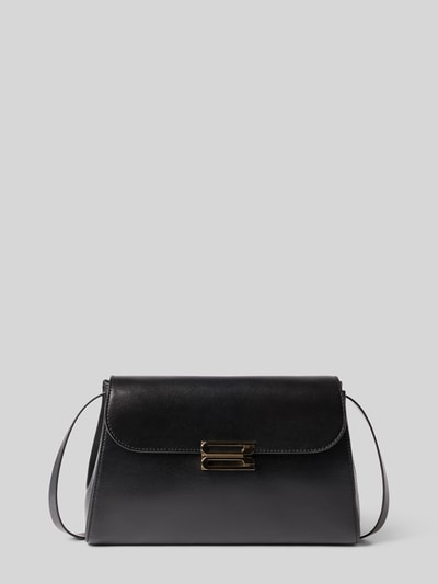 Produktfoto, Crossbody Bag mit Klickverschluss von Victoria Beckham in Schwarz, glatte Oberfläche, schmaler Schulterriemen, sichtbare Ziernähte, Label-Details, Steckfach innen, Breite 25 cm, Länge 18 cm, Tiefe 6 cm.