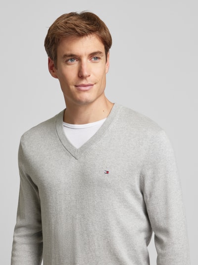 Tommy Hilfiger Strickpullover mit Logo-Stitching Modell 'PIMA' Hellgrau Melange 3