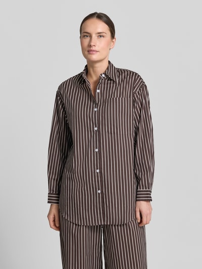 Frauenmodel trägt Regular Fit Bluse aus reiner Baumwolle Modell 'MAVIE' von VILLA SOPHIE, Optik:Allover-Muster, langarm, Hemdkragen, Label-Applikation, einreihige Knopfleiste, Ganzkörperansicht von vorne.