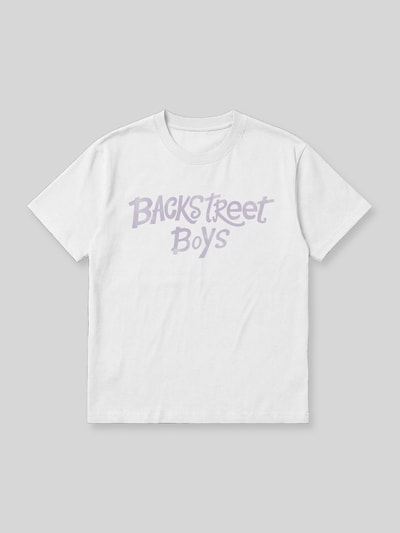 Produktfoto, weißes Regular Fit T-Shirt mit Backstreet Boys Print von Mister Tee auf grauem Hintergrund, glatte Textur, schlichte Form