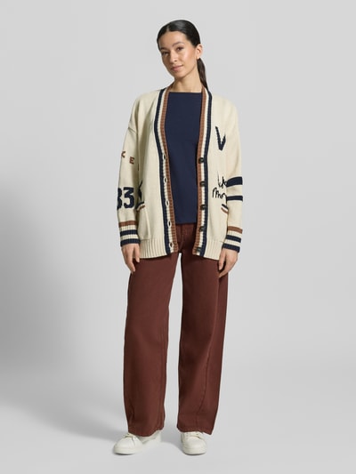 Frauenmodel trägt Slim Fit T-Shirt aus Baumwoll-Mix Modell 'MULTIB' von Weekend Max Mara, unifarben, mit Label Stitching, Rundhals, kurzarm, Ganzkörperansicht von vorne.