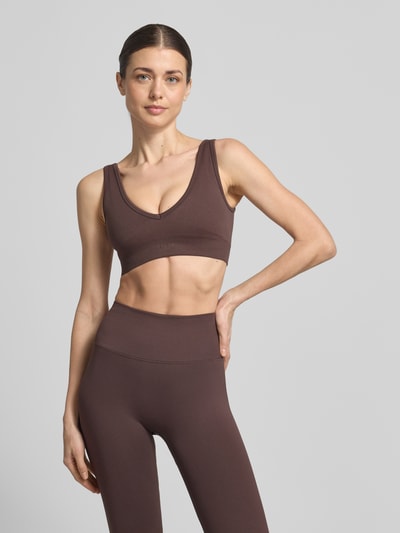 Frauenmodel trägt Regular Fit Bustier mit Logo-Detail von aim'n aus Elastischer-Material-Mix in Braun, Regular-Fit, Ganzkörperansicht von vorne.