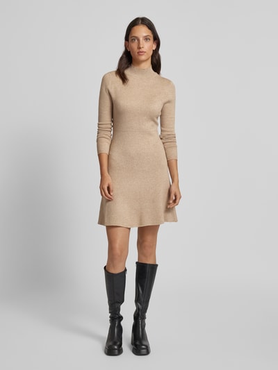 Vero Moda Tailliertes Strickkleid mit geripptem Mock-Neck Modell 'GOLD' Taupe 1