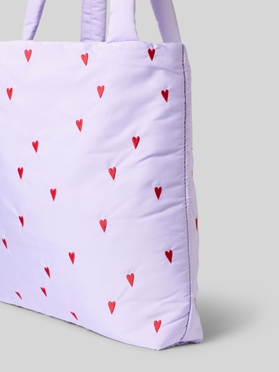 Produktfoto, Tote Bag mit Allover-Motiv-Stitching Modell 'Puffy' von STUDIO NOOS in Flieder mit roten Herz-Stitchings, Tragehenkel, weiche Haptik, Damen Bag, offenes Hauptfach, Maße ca. 57 cm Breite, 42 cm Länge, 9 cm Tiefe, Schulterriemen 73 cm.