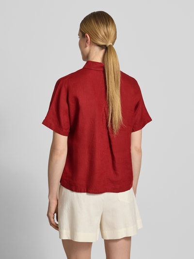 Frauenmodel trägt Relaxed Fit Bluse aus reinem Leinen von Marc O'Polo in Uni-Rot, kurzarm, Hemdblusenkragen, Ganzkörperansicht Rückansicht.