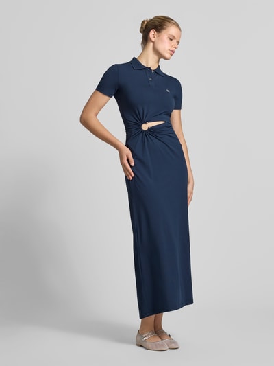 Frauenmodel trägt Slim Fit Maxikleid mit Polokragen von Rabanne in Dunkelblau, elastischer Baumwoll-Mix, Cut-Out mit Raffungen, kurzärmelig, Ganzkörperansicht von vorne.
