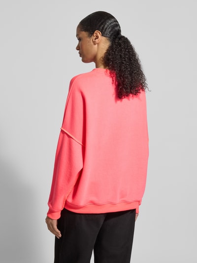 Frauenmodel trägt Oversized Sweatshirt mit Pailletten von miss goodlife, Baumwoll-Mix, Rundhalsausschnitt, Rückansicht