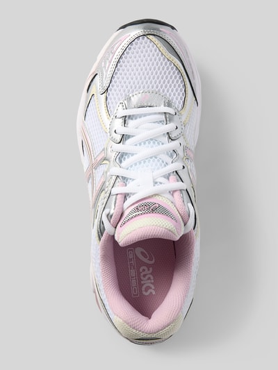 Produktfoto, Sneaker mit Kontrastbesatz Modell 'GT-2160' von ASICS, abgerundete Form, strukturierte Sohle, weiß mit rosa und silber, Größenmerkmale im Kontext