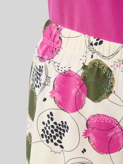 Vrouwenmodel draagt Kurzer Schlafanzug im Allover-Look van Schiesser in roze, groen en wit, relaxed fit, micromodal-elastaan-mix, detailopname heup