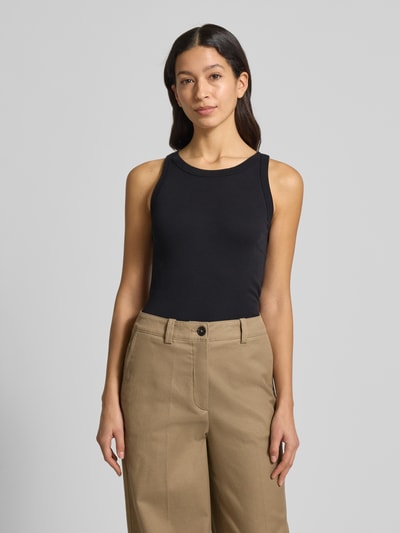 Kobiece modelka nosi Shaped Fit Top z dżerseju prążkowanego z okrągłym dekoltem od Marc O'Polo, efekt: jednolity kolor, z bawełny, szerokie ramiączka, całkowity widok z przodu.