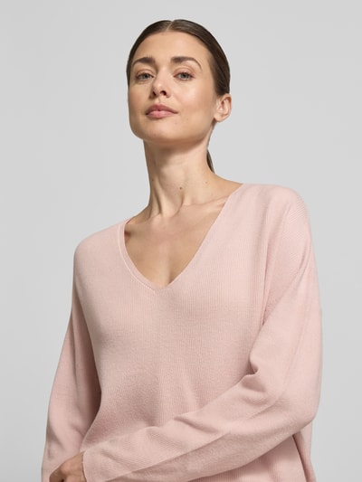 Frauenmodel trägt Pullover mit V-Ausschnitt Modell 'FREYJA' von Oui in zartrosa, Viskose-Mix, lockerer Schnitt, Nahaufnahme Oberkörper.