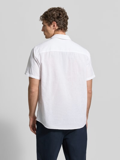 Männermodel trägt Regular Fit Freizeithemd aus Leinen-Baumwoll-Mix von MCNEAL, weiß, feine Struktur, Rückenlänge 74 cm, Ganzkörperansicht Rückansicht.