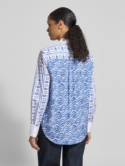 Vrouwenmodel draagt Regular Fit Bluse im Allover-Look mit Brusttasche van HERZENS, blauw-wit patroon, katoen-elastaan-mix, rugaanzicht, ruglengte 74 cm, mouwlengte 64 cm.