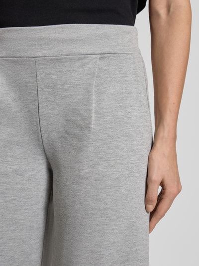 Frauenmodel trägt Stoffhose mit Eingrifftaschen von ICHI im Unifarbenes-Design, Material-Mix mit Viskose-Anteil, Nahaufnahme Oberkörper.