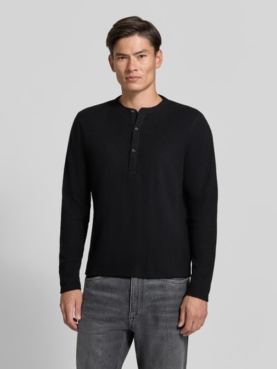 Männermodel trägt Regular Fit Sweatshirt mit Baumwoll-Anteil Modell 'MALIOR' von DRYKORN in Schwarz, schlichtes Design, Nahaufnahme Oberkörper. Material-Mix, Knopfverschluss, Rückenlänge 63 cm, Ärmellänge 69 cm.
