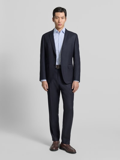 Männermodel trägt Slim Fit Business Hemd aus Baumwoll mit Kentkragen von Jake*s, blau, klassische Streifen, Ganzkörperansicht von vorne.