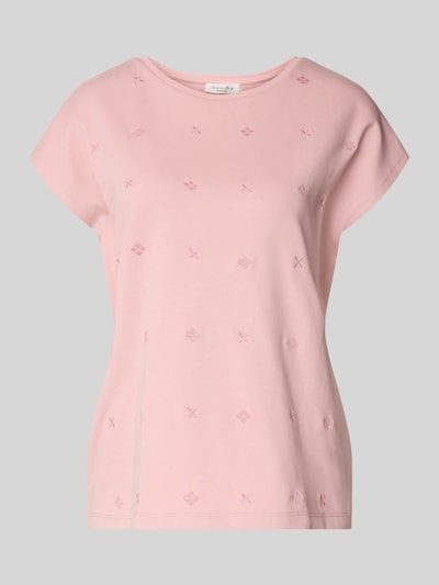 Produktfoto, T-Shirt mit Rundhalsausschnitt und Stitchings von Christian Berg Woman in zartem Rosa, reine Baumwolle, Regular Fit, dezente Kappärmel, feine Stickdetails, glatte Textur, Rückenlänge bei Größe S: 55 cm