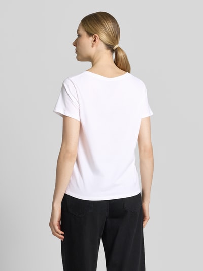 Frauenmodel trägt Regular Fit T-Shirt mit Ziersteinbesatz von monari aus Baumwoll-Modal-Mix mit Rundhalsausschnitt, Rückenlänge 54 cm, Ganzkörperansicht Rückansicht.