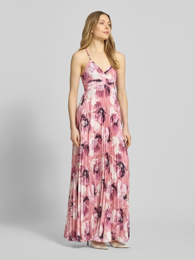 Frauenmodel trägt Regular Fit Abendkleid in Plissee-Optik von ADLYSH mit floraler Allover-Print, Rückenausschnitt, Spaghettiträger, Taillierte Passform, pink-weiße Farbkombination, fließende Faltenstruktur, Ganzkörperansicht von vorne.