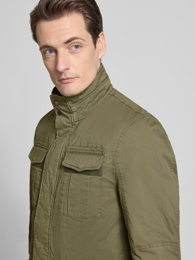 Männermodel trägt Jacke mit Stehkragen und Pattentaschen von Christian Berg Men, Baumwoll-Elasthan-Mix, Regular-Fit, Nahaufnahme Oberkörper