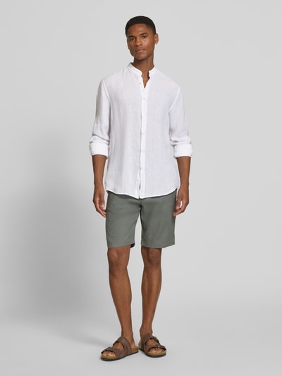 Männermodel trägt Regular Fit Freizeithemd aus reinem Leinen Modell 'RACE_1_M' von BOSS Orange, weiß, unifarben, Ganzkörperansicht von vorne.