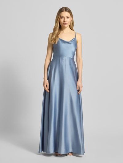 Frauenmodel trägt Abendkleid mit Spaghettiträger und tiefem Rückenausschnitt von Laona aus Satin in Blau, taillierter Schnitt, Maxikleid, Wasserfall-Ausschnitt, Rückenlänge 159 cm, Brustweite 31 cm, Ganzkörperansicht von vorne.