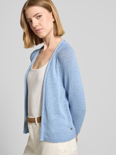 Frauenmodel trägt Cardigan mit offener Front von monari, Strick-Optik, Gerippte-Abschlüsse, Unifarbenes-Design, Rückenlänge 51 cm, Ärmellänge 34 cm, Ganzkörperansicht von vorne.